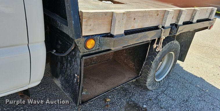 image for item LE9740 2002 Chevrolet Silverado 3500  Crew Cab flatbed pickup truck