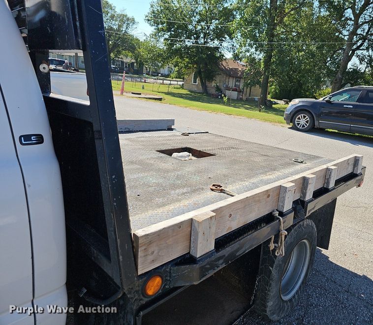 image for item LE9740 2002 Chevrolet Silverado 3500  Crew Cab flatbed pickup truck