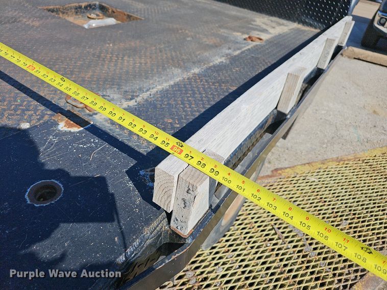 image for item LE9740 2002 Chevrolet Silverado 3500  Crew Cab flatbed pickup truck