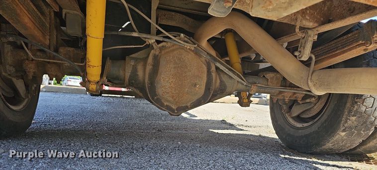 image for item LE9740 2002 Chevrolet Silverado 3500  Crew Cab flatbed pickup truck