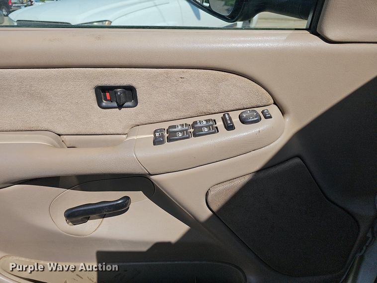 image for item LE9740 2002 Chevrolet Silverado 3500  Crew Cab flatbed pickup truck