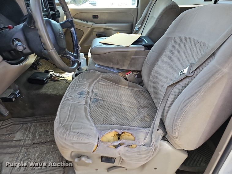 image for item LE9740 2002 Chevrolet Silverado 3500  Crew Cab flatbed pickup truck