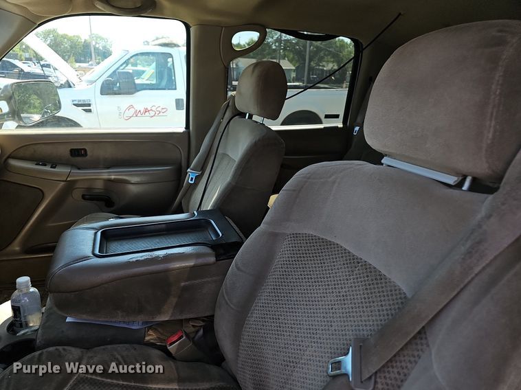 image for item LE9740 2002 Chevrolet Silverado 3500  Crew Cab flatbed pickup truck