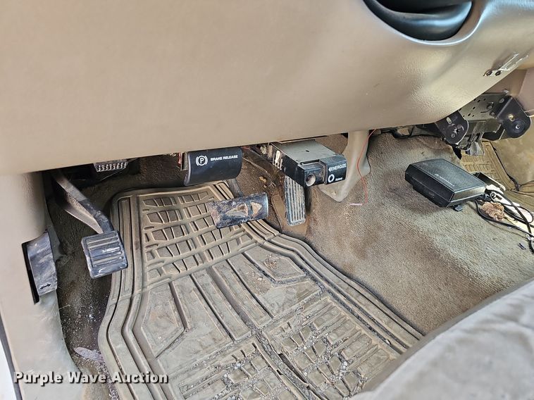 image for item LE9740 2002 Chevrolet Silverado 3500  Crew Cab flatbed pickup truck