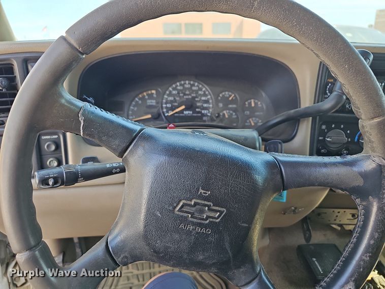 image for item LE9740 2002 Chevrolet Silverado 3500  Crew Cab flatbed pickup truck