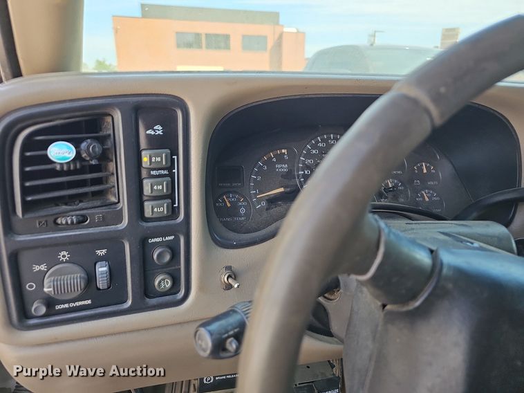 image for item LE9740 2002 Chevrolet Silverado 3500  Crew Cab flatbed pickup truck