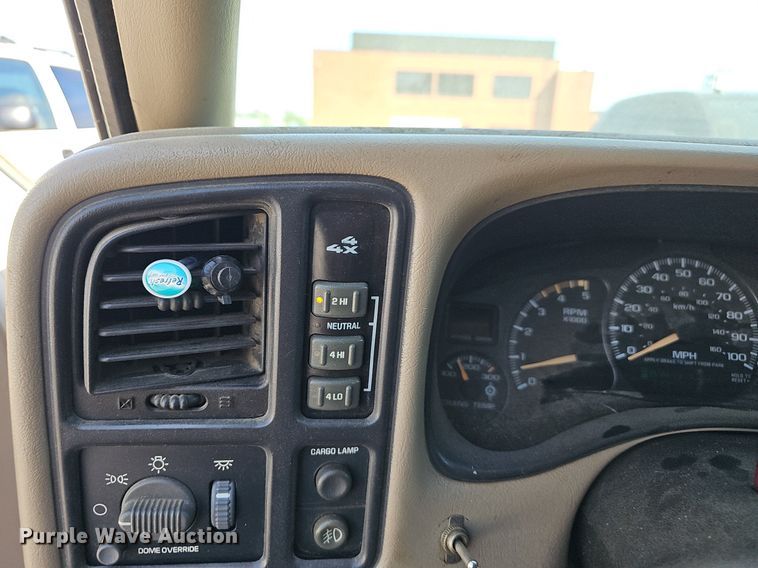 image for item LE9740 2002 Chevrolet Silverado 3500  Crew Cab flatbed pickup truck