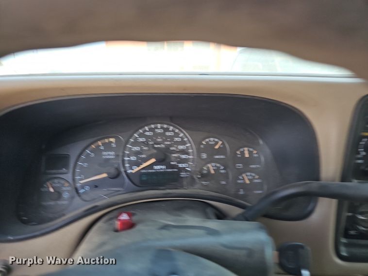 image for item LE9740 2002 Chevrolet Silverado 3500  Crew Cab flatbed pickup truck