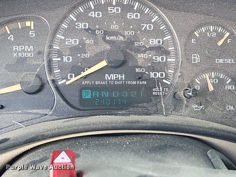 image for item LE9740 2002 Chevrolet Silverado 3500  Crew Cab flatbed pickup truck