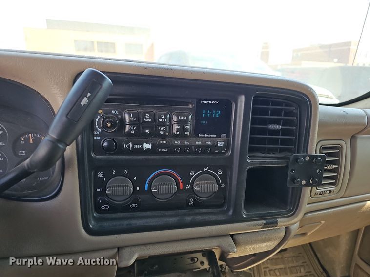 image for item LE9740 2002 Chevrolet Silverado 3500  Crew Cab flatbed pickup truck