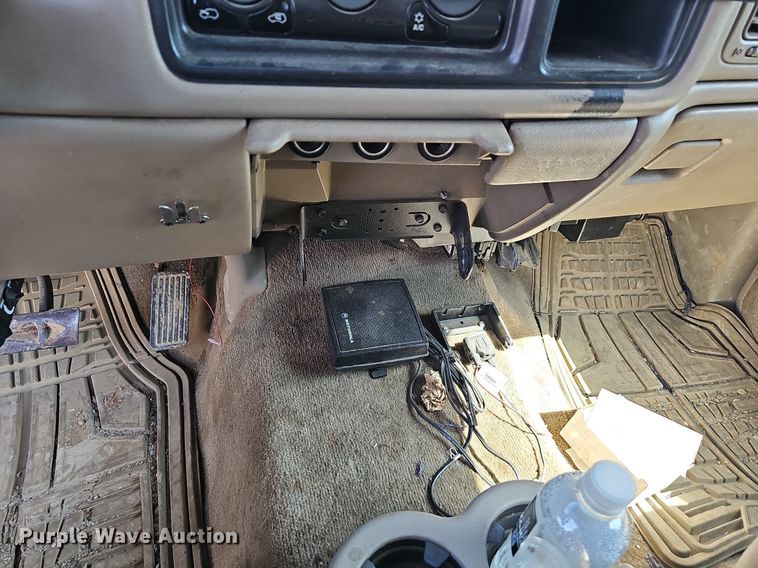 image for item LE9740 2002 Chevrolet Silverado 3500  Crew Cab flatbed pickup truck