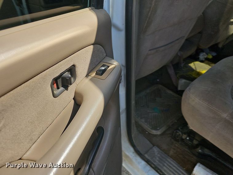 image for item LE9740 2002 Chevrolet Silverado 3500  Crew Cab flatbed pickup truck