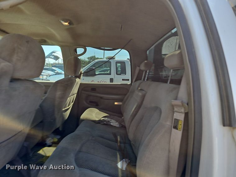 image for item LE9740 2002 Chevrolet Silverado 3500  Crew Cab flatbed pickup truck