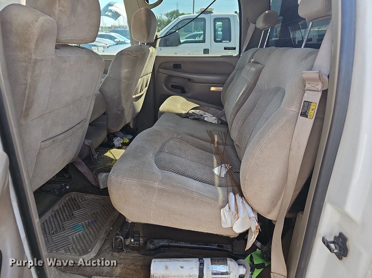 image for item LE9740 2002 Chevrolet Silverado 3500  Crew Cab flatbed pickup truck