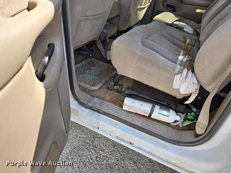 image for item LE9740 2002 Chevrolet Silverado 3500  Crew Cab flatbed pickup truck