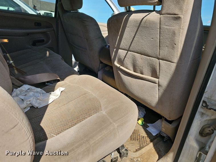 image for item LE9740 2002 Chevrolet Silverado 3500  Crew Cab flatbed pickup truck