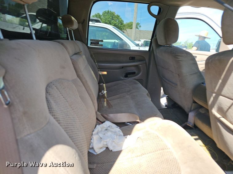 image for item LE9740 2002 Chevrolet Silverado 3500  Crew Cab flatbed pickup truck