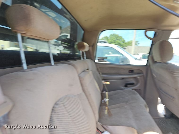 image for item LE9740 2002 Chevrolet Silverado 3500  Crew Cab flatbed pickup truck