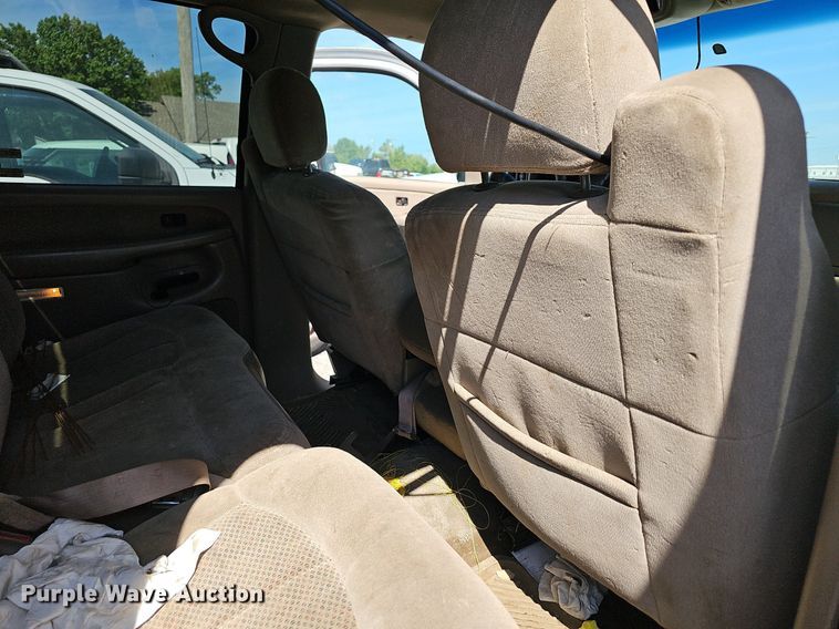 image for item LE9740 2002 Chevrolet Silverado 3500  Crew Cab flatbed pickup truck