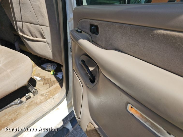 image for item LE9740 2002 Chevrolet Silverado 3500  Crew Cab flatbed pickup truck