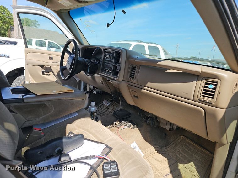 image for item LE9740 2002 Chevrolet Silverado 3500  Crew Cab flatbed pickup truck