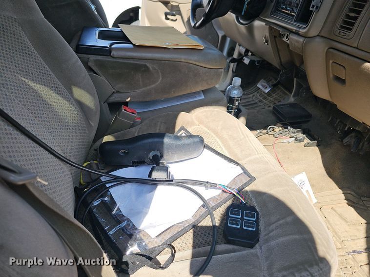 image for item LE9740 2002 Chevrolet Silverado 3500  Crew Cab flatbed pickup truck