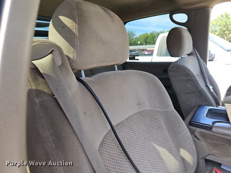 image for item LE9740 2002 Chevrolet Silverado 3500  Crew Cab flatbed pickup truck