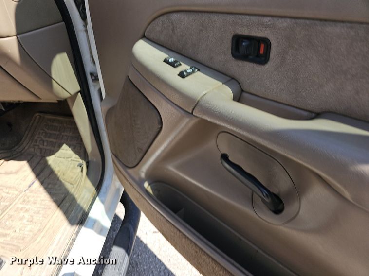 image for item LE9740 2002 Chevrolet Silverado 3500  Crew Cab flatbed pickup truck