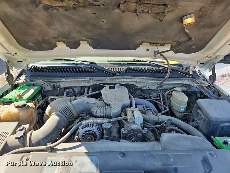 image for item LE9740 2002 Chevrolet Silverado 3500  Crew Cab flatbed pickup truck