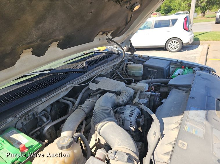 image for item LE9740 2002 Chevrolet Silverado 3500  Crew Cab flatbed pickup truck