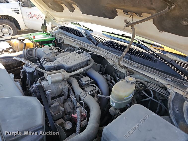 image for item LE9740 2002 Chevrolet Silverado 3500  Crew Cab flatbed pickup truck