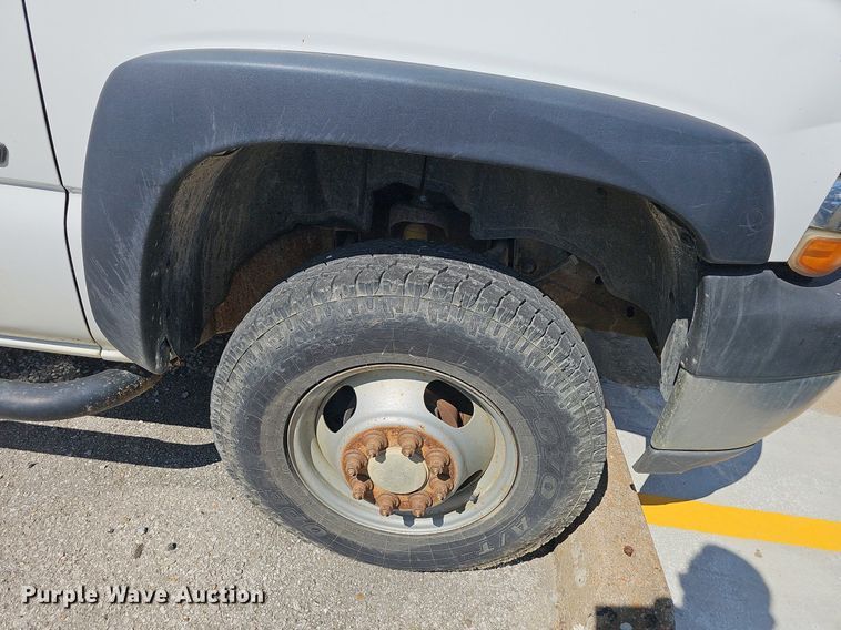 image for item LE9740 2002 Chevrolet Silverado 3500  Crew Cab flatbed pickup truck