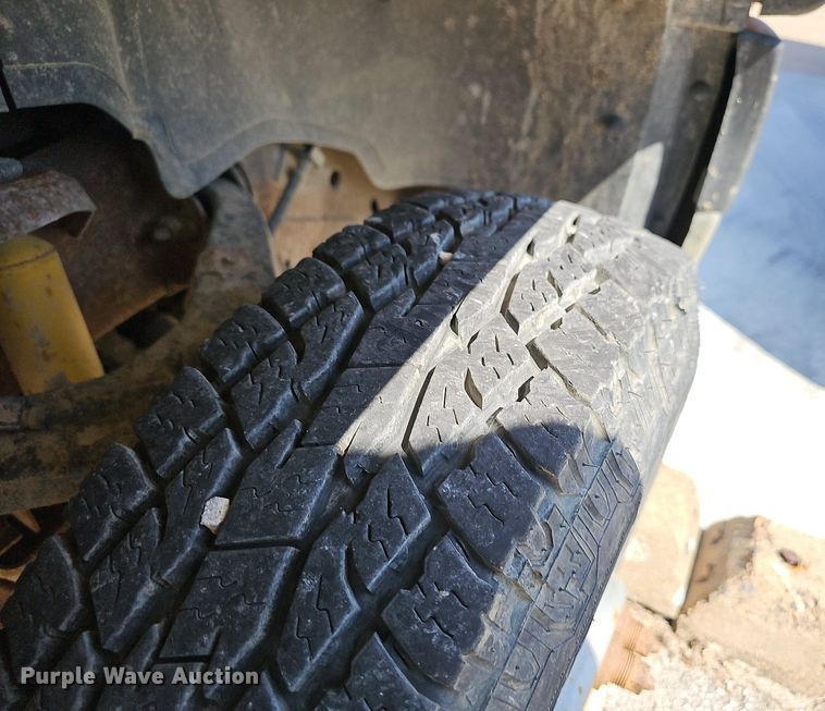 image for item LE9740 2002 Chevrolet Silverado 3500  Crew Cab flatbed pickup truck