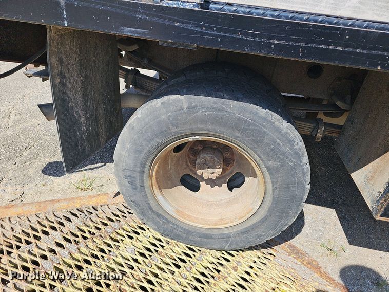 image for item LE9740 2002 Chevrolet Silverado 3500  Crew Cab flatbed pickup truck