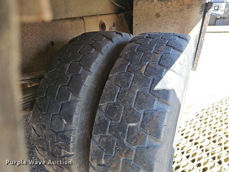 image for item LE9740 2002 Chevrolet Silverado 3500  Crew Cab flatbed pickup truck