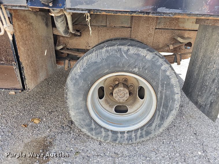 image for item LE9740 2002 Chevrolet Silverado 3500  Crew Cab flatbed pickup truck