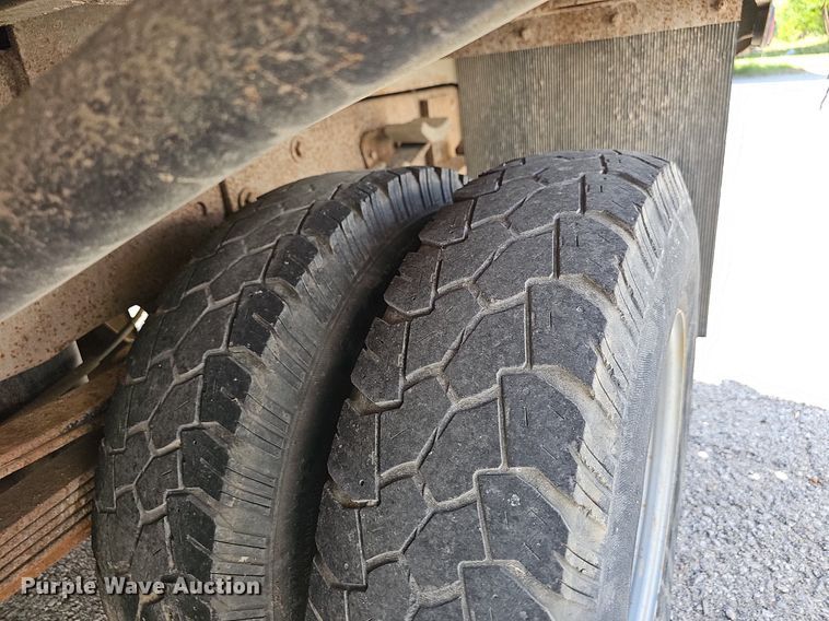 image for item LE9740 2002 Chevrolet Silverado 3500  Crew Cab flatbed pickup truck