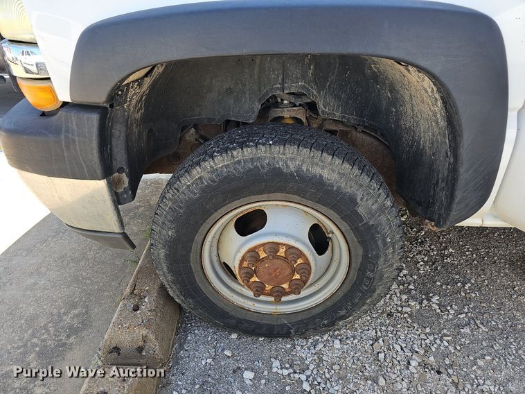 image for item LE9740 2002 Chevrolet Silverado 3500  Crew Cab flatbed pickup truck