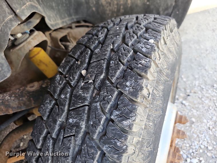 image for item LE9740 2002 Chevrolet Silverado 3500  Crew Cab flatbed pickup truck