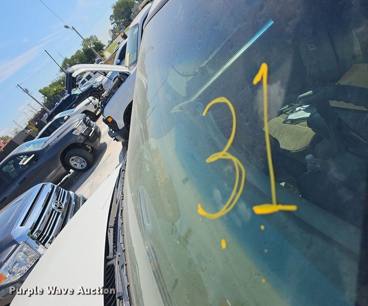 image for item LE9740 2002 Chevrolet Silverado 3500  Crew Cab flatbed pickup truck