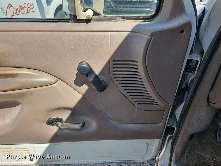 image for item LE9743 1993 Ford F150  pickup truck