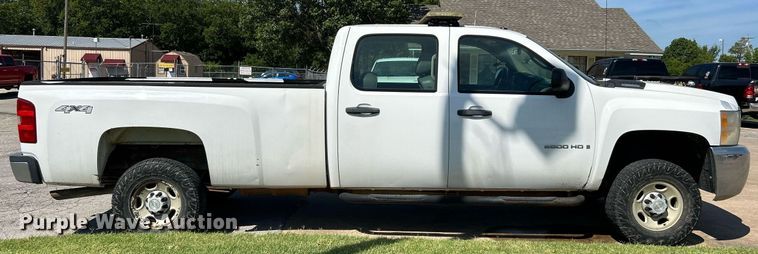 image for item LE9744 2008 Chevrolet Silverado 2500HD  Crew Cab pickup truck