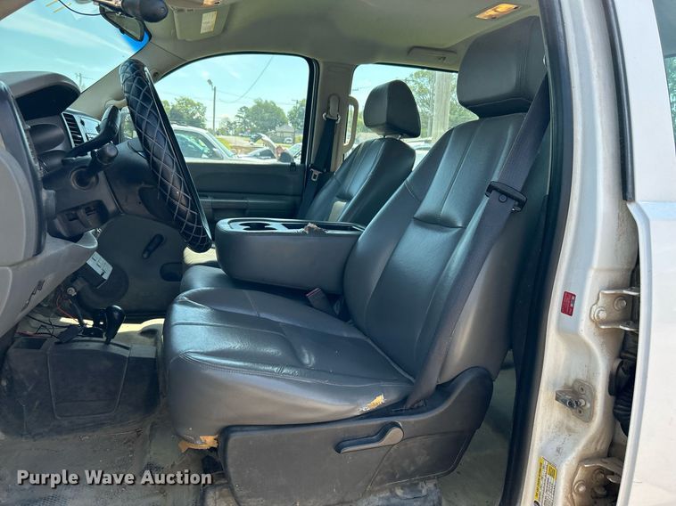 image for item LE9744 2008 Chevrolet Silverado 2500HD  Crew Cab pickup truck