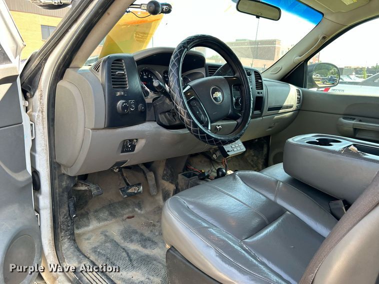 image for item LE9744 2008 Chevrolet Silverado 2500HD  Crew Cab pickup truck