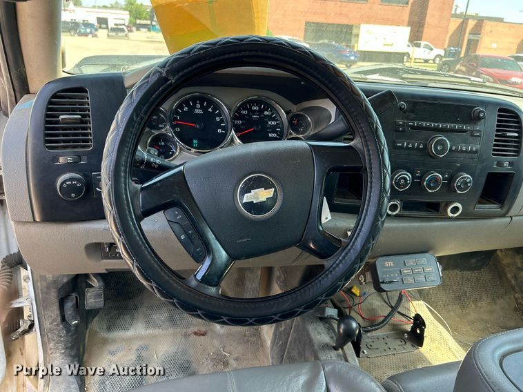 image for item LE9744 2008 Chevrolet Silverado 2500HD  Crew Cab pickup truck