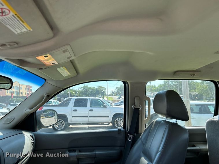 image for item LE9744 2008 Chevrolet Silverado 2500HD  Crew Cab pickup truck