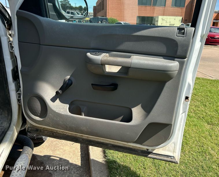 image for item LE9744 2008 Chevrolet Silverado 2500HD  Crew Cab pickup truck