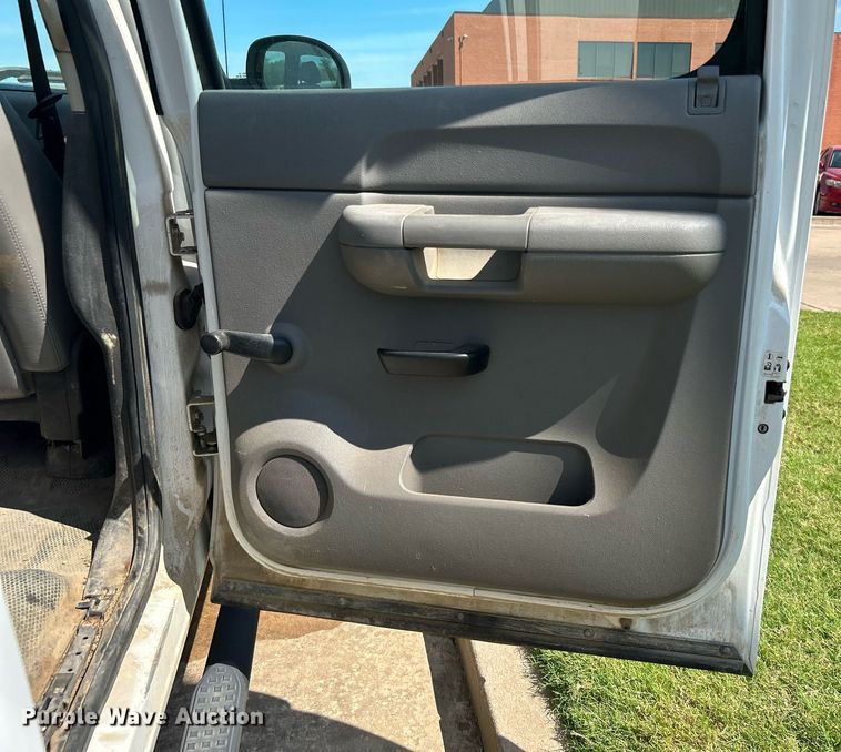 image for item LE9744 2008 Chevrolet Silverado 2500HD  Crew Cab pickup truck