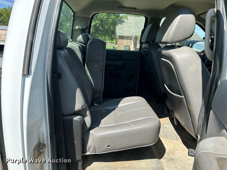 image for item LE9744 2008 Chevrolet Silverado 2500HD  Crew Cab pickup truck