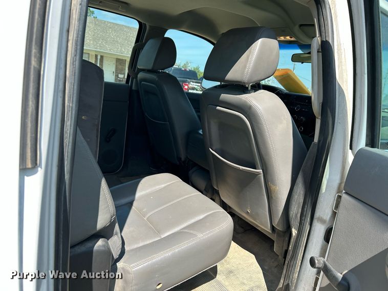 image for item LE9744 2008 Chevrolet Silverado 2500HD  Crew Cab pickup truck